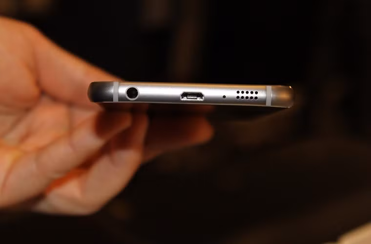 3. Galaxy S6 và Galaxy S6 Edge có thể sạc rất nhanh; Samsung cho biết với 10 phút sạc, bạn sẽ có đến 4 giờ sử dụng máy.