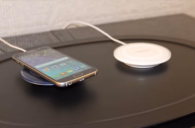  2. Bạn còn có thể sạc không dây cho chiếc điện thoại mới của Samsung với bất kỳ tấm sạc nào, thay vì cắm dây cáp sạc.