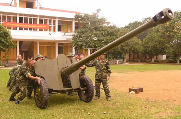 Các chiến thắng lớn của bộ đội pháo binh Việt Nam trong hai cuộc kháng chiến đã chứng minh sự thành công của nghệ thuật “lấy nhỏ thắng lớn, lấy ít địch nhiều” của ta. Ví dụ, Chiến dịch Biên Giới (năm 1950) là chiến dịch lớn đầu tiên ta sử dụng nhiều loại pháo, tập trung đến 54% lực lượng pháo binh của chiến dịch vào trận then chốt ở Đông Khê (49 khẩu), trong khi số pháo binh địch bố trí ở căn cứ Đông Khê chỉ có 4 khẩu, kém ta 12,1 lần. Vì thế, ta đã tạo được sức mạnh hỏa lực hơn hẳn địch, chi viện cho các trung đoàn bộ binh diệt cụm cứ điểm địch ở Đông Khê, hoàn thành thắng lợi nhiệm vụ khêu ngòi, buộc địch phải ra ứng cứu giải tỏa, tạo điều kiện cho Đại đoàn 308 đánh trận then chốt quyết định ở Cốc Xá-477, giành thắng lợi trọn vẹn. Nguồn ảnh: Báo Văn nghệ QĐ