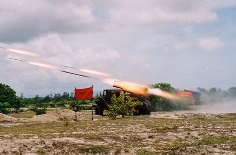 Tập trung pháo binh hợp lý còn được thể hiện ở hành động chi viện kịp thời, liên tục, kiên quyết tạo nên những đòn hỏa lực cần thiết, đủ mạnh vào những mục tiêu chủ yếu, trong những thời điểm quan trọng. Tập trung pháo binh cũng luôn đi đôi với các biện pháp sử dụng pháo binh để kìm giữ, kiềm chế, giam chân, buộc địch phải phân tán hỏa lực đối phó... Những bài học quý báu đó vẫn sẽ còn nguyên giá trị trong nghiên cứu, phát triển nghệ thuật tác chiến của Bộ đội Pháo binh phù hợp với yêu cầu, nhiệm vụ trong tình hình mới. Nguồn ảnh: Báo Văn nghệ QĐ