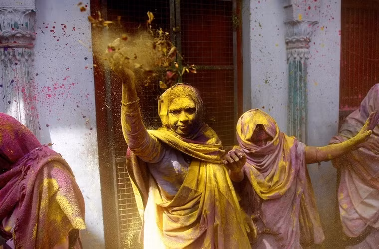 Lễ hội màu sắc Holi tại thành phố Vrindavan, thuộc bang Uttar Pradesh, Ấn Độ. Lễ hội này đầu tiên được cử hành ở Ấn Độ, Nepal và các vùng miền khác trên thế giới với khu vực đông dân gốc Ấn.