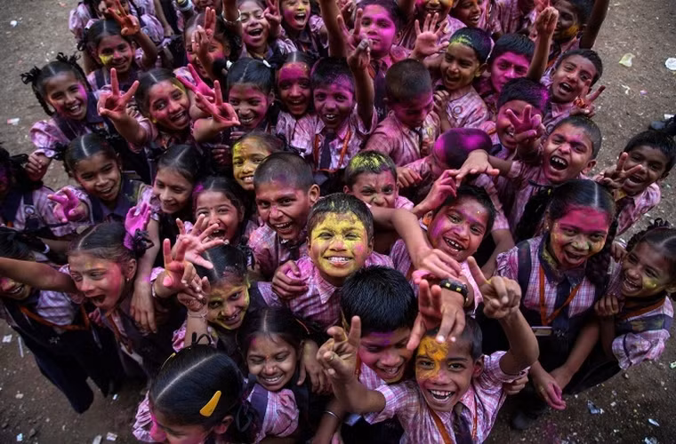 Các em học sinh trường Raja Shivaji tham gia lễ hội Holi rất nhiệt tình tại ngôi làng Ghodbander, gần thành phố Mumbai, Ấn Độ.