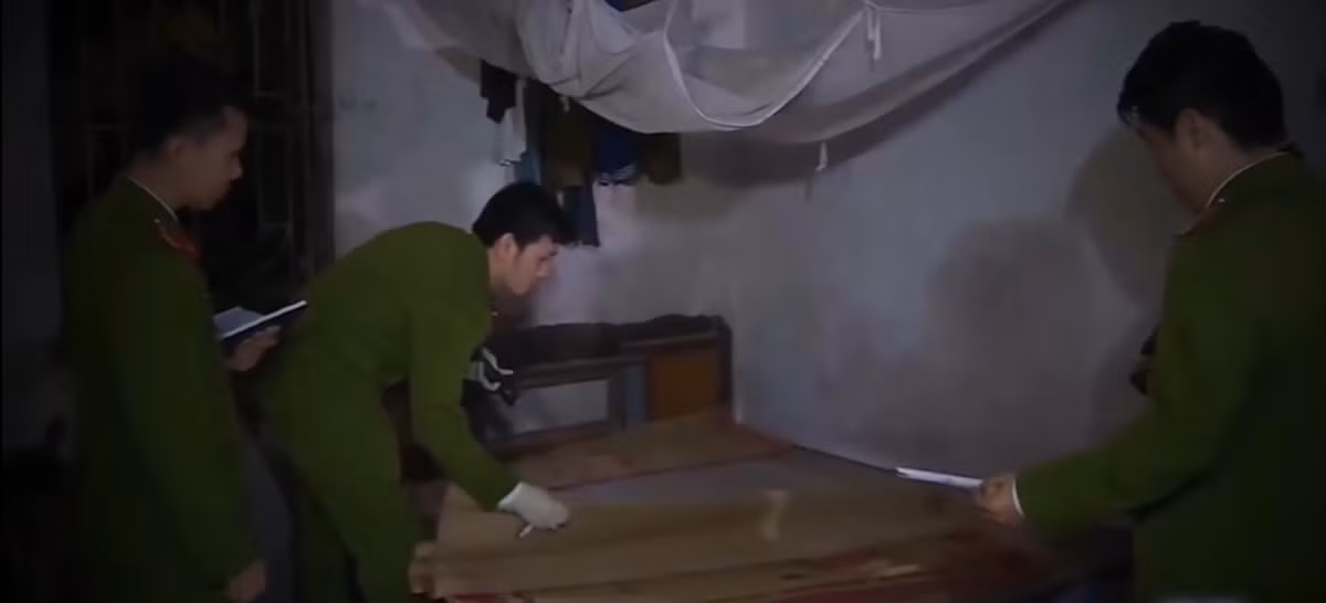 Khám nhà đối tượng, cơ quan phát hiện nhiều vị trí trên giường, màn, chiếu có nhiều vết nâu đỏ nghi là máu. Đặc biệt, chiếc búa được cất giấu được xác định là hung khí của đối tượng.