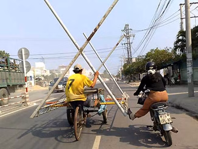 Để em giúp anh một "chân" nhé.