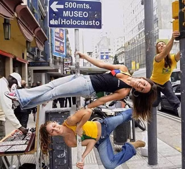 Những hình ảnh của các chị em siêu quậy trên phố.