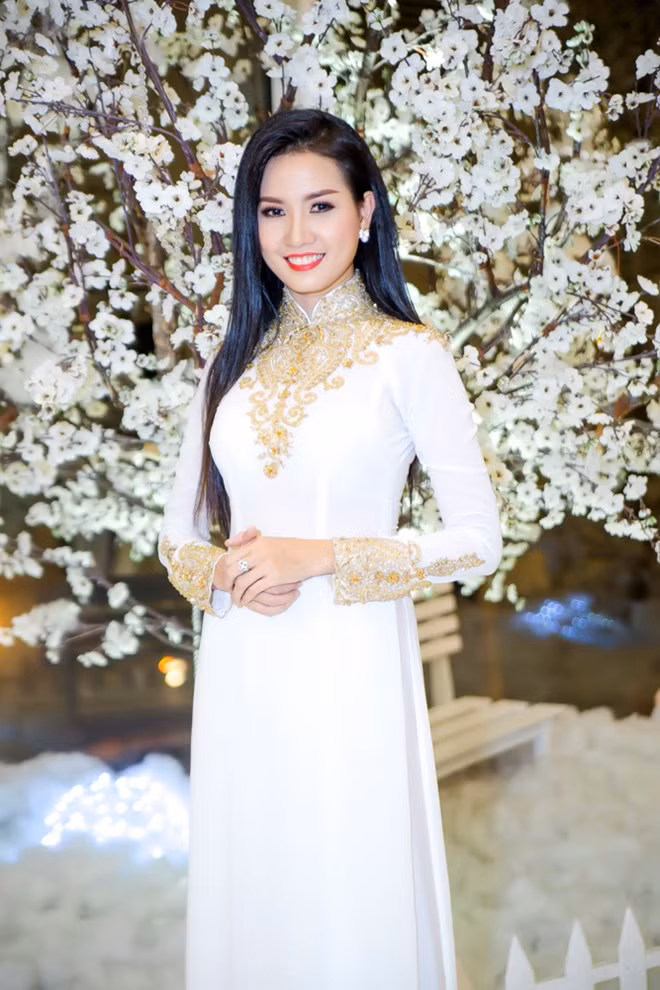 Người đẹp Phan Thị Mơ nền nã trong sắc trắng trang phục truyền thống. Cô để tóc suông thẳng nhẹ nhàng. 