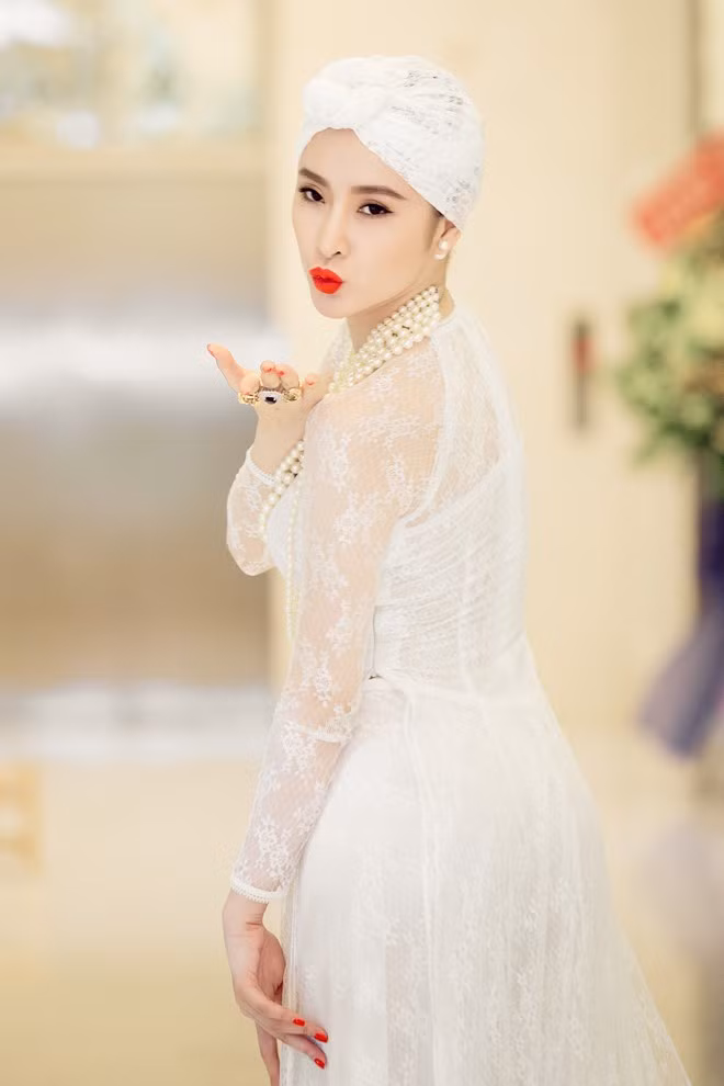 Hình tượng đẹp giúp Phương Trinh tự tin tạo dáng trước ống kính. Sau cuộc thi Bước nhảy hoàn vũ 2015, nữ diễn viên tích cực tham gia các hoạt động giải trí phía Nam và xây dựng hình ảnh thời trang ấn tượng.