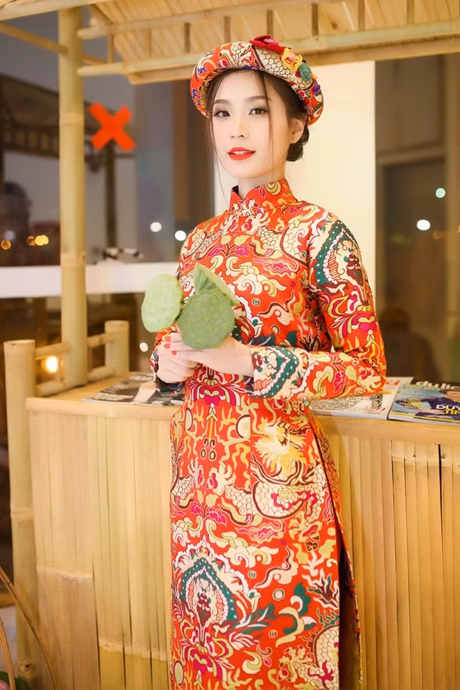 Á hậu Việt Nam 2014 - Diễm Trang chọn áo dài họa tiết gấm cổ điển. Thiết kế màu sắc bắt mắt phù hợp vóc dáng và vẻ đẹp nữ tính của người đẹp gốc Vĩnh Long.