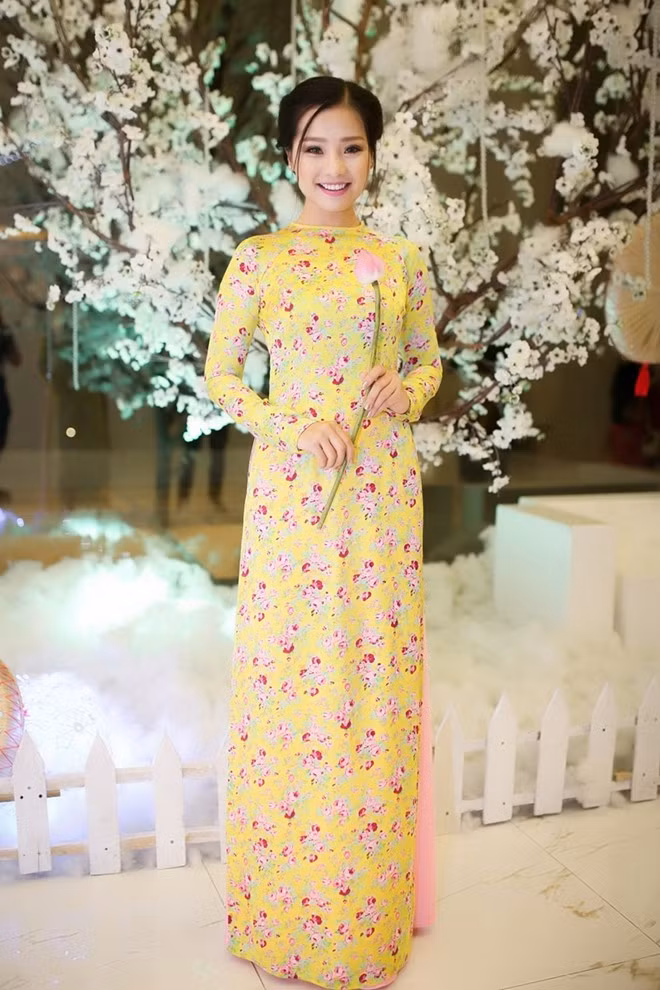 Diễn viên Khánh Hiền nữ tính với áo dài họa tiết gam màu mùa hè.