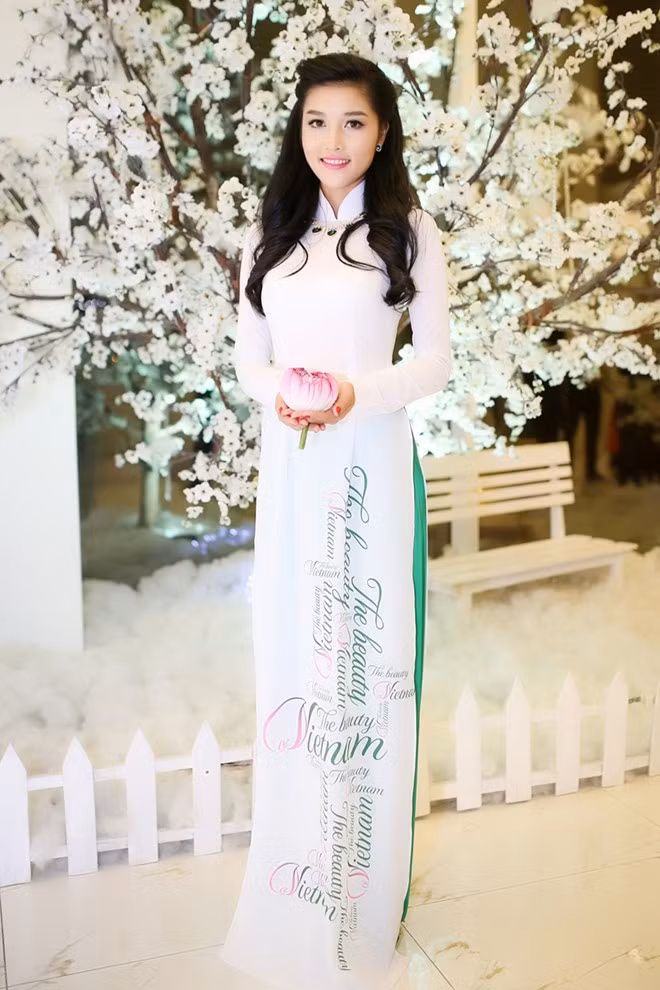 Triệu Thị Hà nền nã với áo dài trắng, họa tiết in trên tà áo là tên dự án The Beauty of Vietnam rất độc đáo. Hoa hậu dân tộc Việt Nam 2011 trở thành đại sứ chương trình tôn vinh vẻ đẹp truyền thống Việt, do UNESCO phát động. Dự án ra đời với sứ mệnh gìn giữ, phát huy và quảng bá nét đẹp văn hóa truyền thống Việt Nam cho các thế hệ và bạn bè quốc tế.