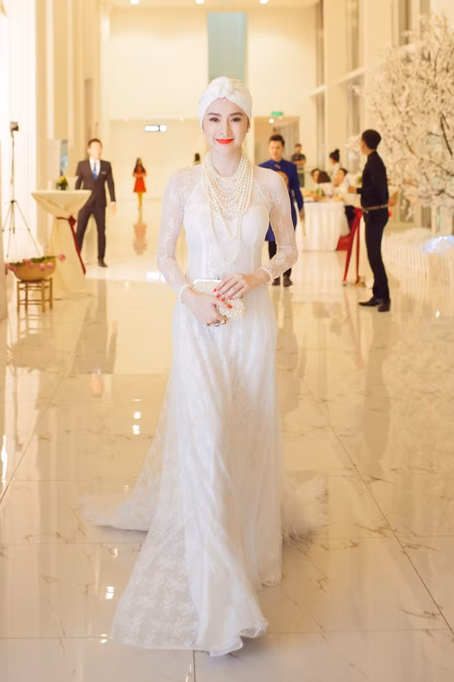 Tối 12/5, Angela Phương Trinh diện áo dài xuyên thấu tham dự sự kiện The Beauty of Vietnam do trung tâm UNESCO tổ chức tại TP HCM. Trang phục áo dài ren trắng mỏng manh được thiết kế bởi Thuận Việt giúp "bà mẹ nhí" thu hút sự chú ý. Mỗi lần xuất hiện, Á quân Bước nhảy hoàn vũ 2015 đều biết cách tạo sức hút bằng trang phục độc đáo.