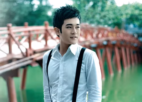 Nam ca sĩ Minh Quân ngoài đi hát còn là nhân viên của Đài tiếng nói Việt Nam với mức lương anh chia sẻ vào năm 2014 là 5 triệu đồng. Năm nay, anh được nâng bậc lương nhưng cũng không thấm tháp so với chi phí sinh hoạt. Cuộc sống của anh chủ yếu dựa vào tiền cát-sê từ các show diễn bên ngoài.