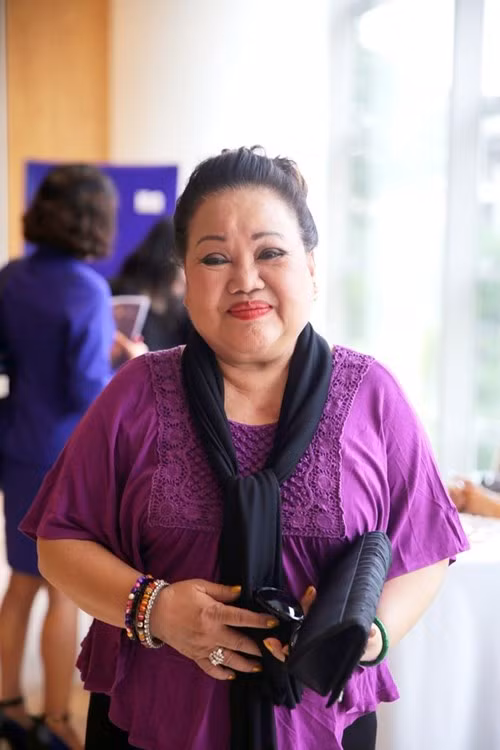 Nghệ sĩ nhân dân Ngọc Giàu có hơn 40 năm gắn bó với sân khấu với hơn 100 vai diễn cải lương, khoảng 50 vở kịch, hàng chục phim truyện nhựa, video, tấu hài nhưng vẫn không đủ sống với đồng lương hiện tại. Bà tâm sự: “Cát-sê giờ coi như không có vì cũng chẳng đáng là bao. Nghệ sĩ như tôi bây giờ mà nói dựa vào đồng lương để sống thì không có. Hiện tại tôi sống bằng số tiền tích lũy mấy chục năm qua”.