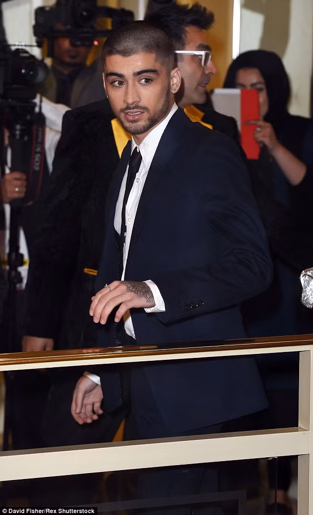 Zayn khoe hình xăm ở tay.