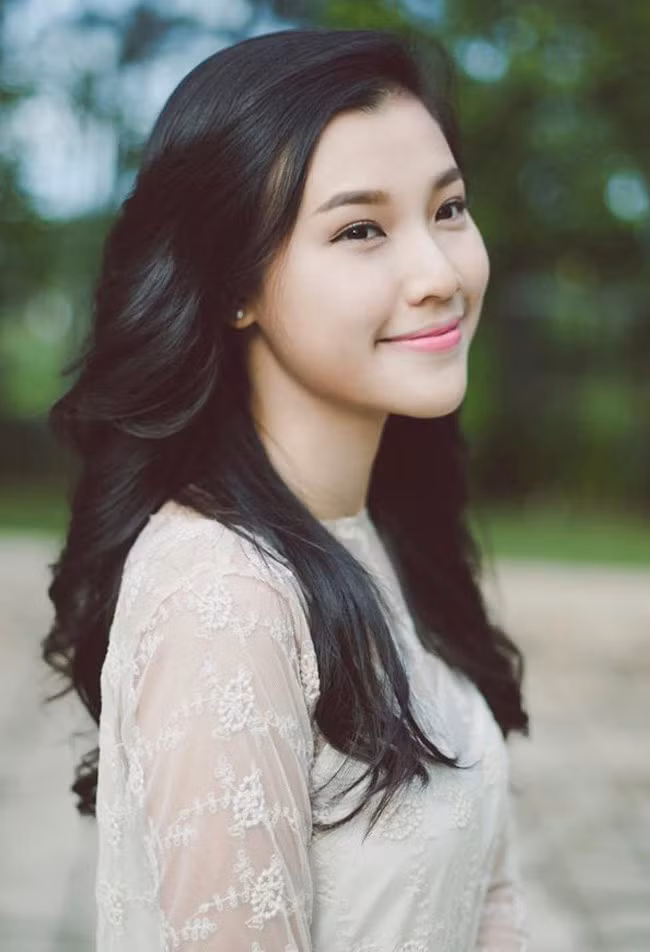 Hoàng Oanh thu hút khán giả ở chất giọng ngọt ngào, lối dẫn linh hoạt, ngôn từ đa đạng. Cô từng là MC của chương trình "The Remix" (Hòa âm ánh sáng) và hiện tại là MC của chương trình ăn khách "The voice kid".