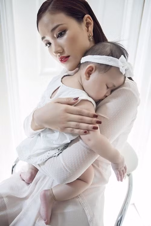Anh xinh lung linh cua Maya va con gai 7 thang tuoi