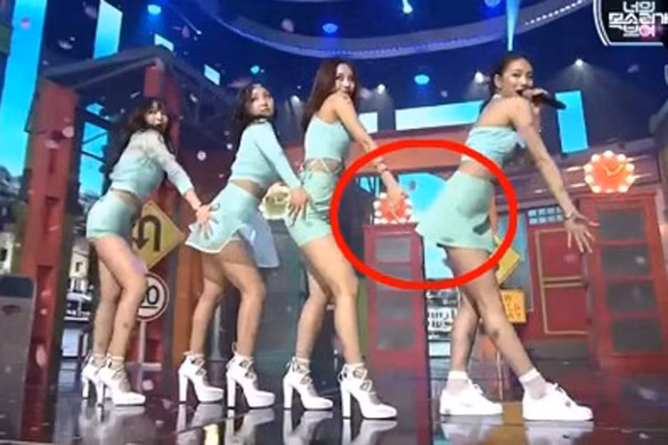 Ngày 2/4, trong chương trình âm nhạc "M! Countdown", Miss A biểu diễn ca khúc "Only You" đánh dấu sự trở lại của nhóm ở thị trường âm nhạc. Tuy nhiên, trong một động tác vũ đạo, thành viên Fei đã để tay cách xa hông Suzy, khiến một số người hâm mộ cho rằng Suzy đã bị các thành viên trong nhóm xa lánh.