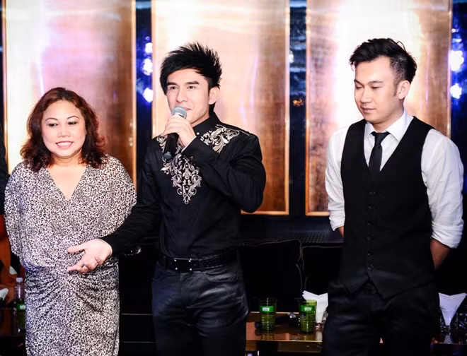Trong chương trình Siu Black ngồi ghế nóng. Cô và Đan Trường là giám khảo chính cuộc thi, trong khi đó, Dương Triệu Vũ chỉ ngồi ghế nóng vòng bán kết cùng ca sĩ Quang Hà, Đông Nhi. Một giám khảo khách mời sẽ luân phiên thay đổi theo từng chủ đề đêm nhạc. 12 thí sinh được chọn vào vòng chung kết tranh giải quán quân với giải thưởng trị giá 300 triệu đồng. 