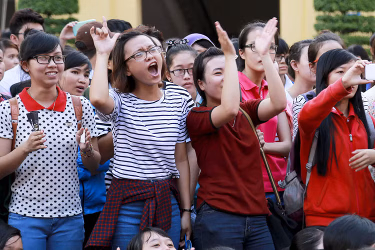 Sau khi chương trình kết thúc, nhưng rất nhiều sinh viên còn nán lại để chụp hình và giao lưu với Phạm Anh Khoa. Nhiều fan đã mua vé để là một trong những khán giả của live concert “Phá” của Phạm Anh Khoa vào ngày 13/5 tại sân Hoa Lư.