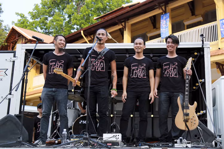 Rocker Phạm Anh Khoa chia sẻ: “Đây là điều làm cho tôi rất bất ngờ, vì không nghĩ các bạn lại có thể thuộc cả cách tôi xử lý kỹ thuật của các ca khúc. Thời gian qua tôi cũng đã tổ chức cuộc thi hát cùng Phạm Anh Khoa trên fanpage, rất nhiều bạn gửi clip về, làm tôi ngạc nhiên vô cùng".