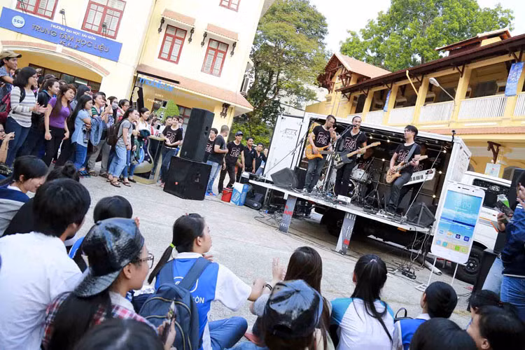 Trước tour diễn dành cho sinh viên, Phạm Anh Khoa đã có nhiều hoạt động âm nhạc: ra mắt album mới, thực hiện “Phượt” show tại Cam Ranh và trình làng “MV “Rain”.