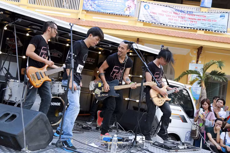 Đây là một trong những hoạt động của Phạm Anh Khoa để quy tụ khán giả đến với live concert “Phá”, sẽ diễn ra đêm 13/5, tại sân Hoa Lư, quận 1, TP HCM.