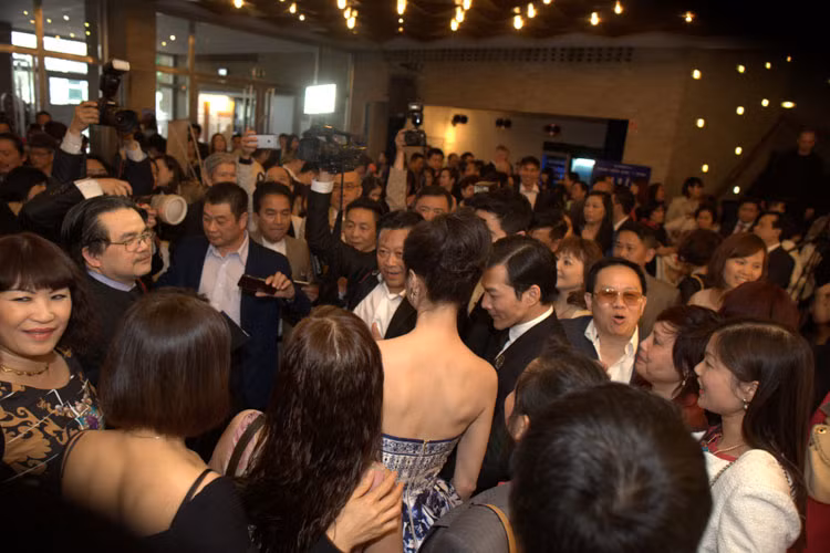 "Quyên" là một bộ phim kể về thân phận của một cô gái xinh đẹp theo chồng trốn từ Nga sang Đức trong thời kỳ bức tường Berlin sụp đổ. Bộ phim kể về một khoảng thời gian đầy khó khăn, khốc liệt và nước mắt nhưng không bao giờ quên của cộng đồng người Việt tại Đức.