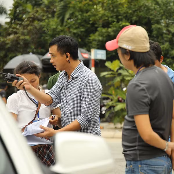 Thanh co co boc va vu chan dai di khach len phim