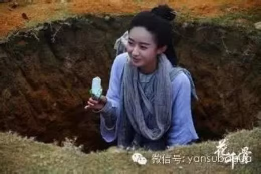 Dù đang trong một phân đoạn phim đánh nhau rất ác liệt Triệu Lệ Dĩnh vừa chui xuống hố vừa nhí nhảnh cầm que kem cho đỡ khát.