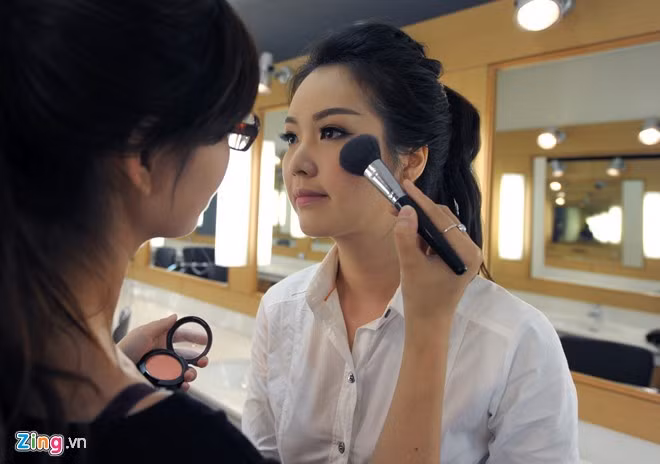 Cũng giống như cô bạn thân Ngọc Trinh, Á hậu Thuỵ Vân rất bận rộn trong những ngày này. Đặc biệt, cô sẽ dẫn bản tin tiêu điểm của "Chuyển động 24h" ngày 30/4, phát sóng lúc 11h30. Á hậu và cả ê-kíp đang tập trung hoàn thành kịch bản, tìm các chất liệu để cố gắng tái hiện khoảnh khắc lịch sử của dân tộc, mang tới dấu ấn riêng cho bản tin.