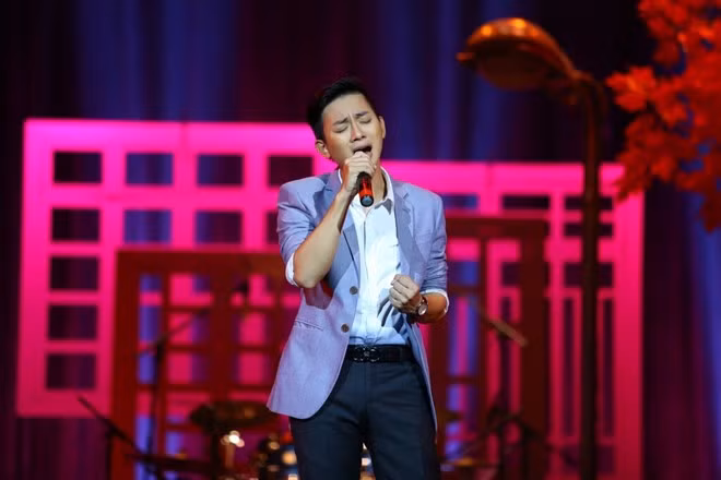 Bất ngờ hơn, Hoài Lâm đã hát nhạc phẩm này bằng giọng của nữ danh ca Phương Dung.