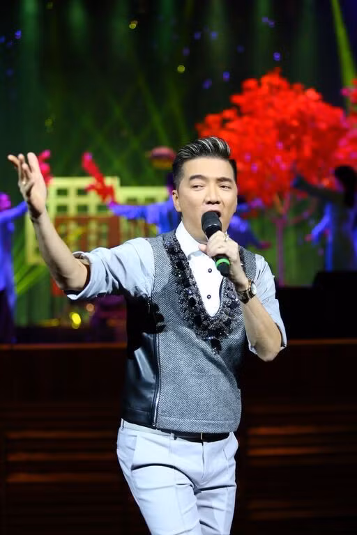 Bên cạnh những phần song ca, phần 1 đêm nhạc, Mr Đàm thể hiện những nhạc phẩm Con thuyền không bến, Cơn mưa phùn, Tuổi 13, Mùa thu lá bay, Hà Nội mùa vắng những cơn mưa, Cho em một ngày...