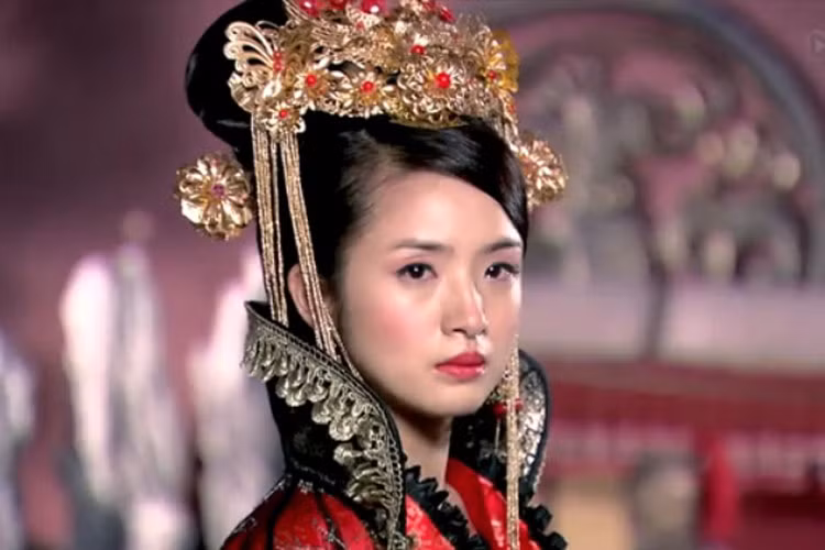 Với mái tóc được đính các phụ kiện vô cùng lấp lánh, Lâm Y Thuần kiêu sa đốn tim fan trong phim "Lan Vương Lăng".