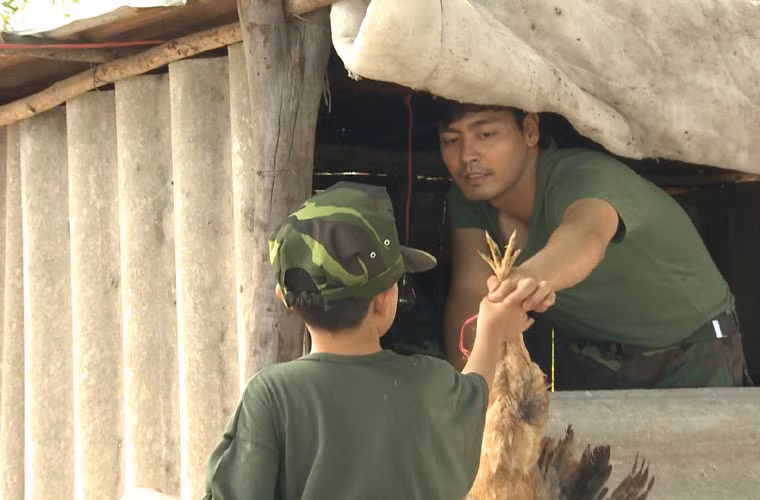 Cuối cùng MC Phan Anh phải ra tiếp sức Minh Khang mới hoàn thành nhiệm vụ bắt gà.