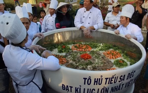 Lang phi khung khiep vi to hu tieu lon ky luc