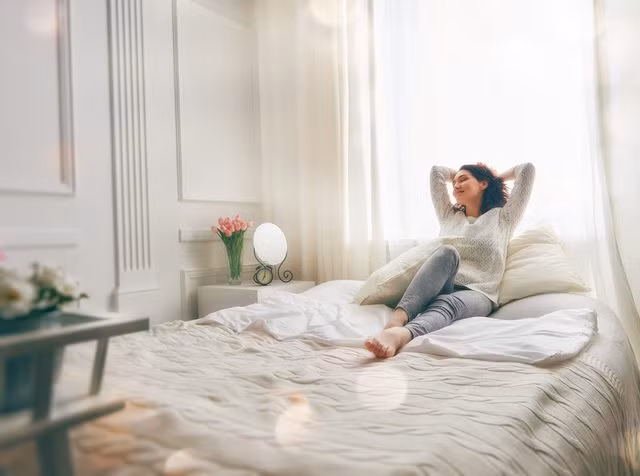 2. Dọn giường Dọn dẹp giường là bài tập yêu thích của vận động viên trượt tuyết Daniel Gale. Khi bạn bắt đầu một ngày với không một mục đích, mục tiêu thì mọi chuyện sẽ rất dễ trôi khỏi tầm kiểm soát.