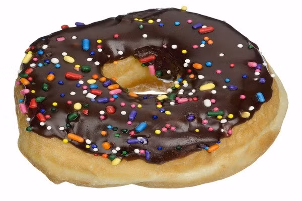 8. Bánh ngọt Các loại bánh ngọt, bánh quy, donut đều là món ăn ưa thích của rất nhiều người. Tuy nhiên, vì lượng đường cao trong chúng, hãy hạn chế ăn. Hoặc bạn có thể chia sẻ miếng bánh với mọi người xung quanh để họ cùng thường thức.