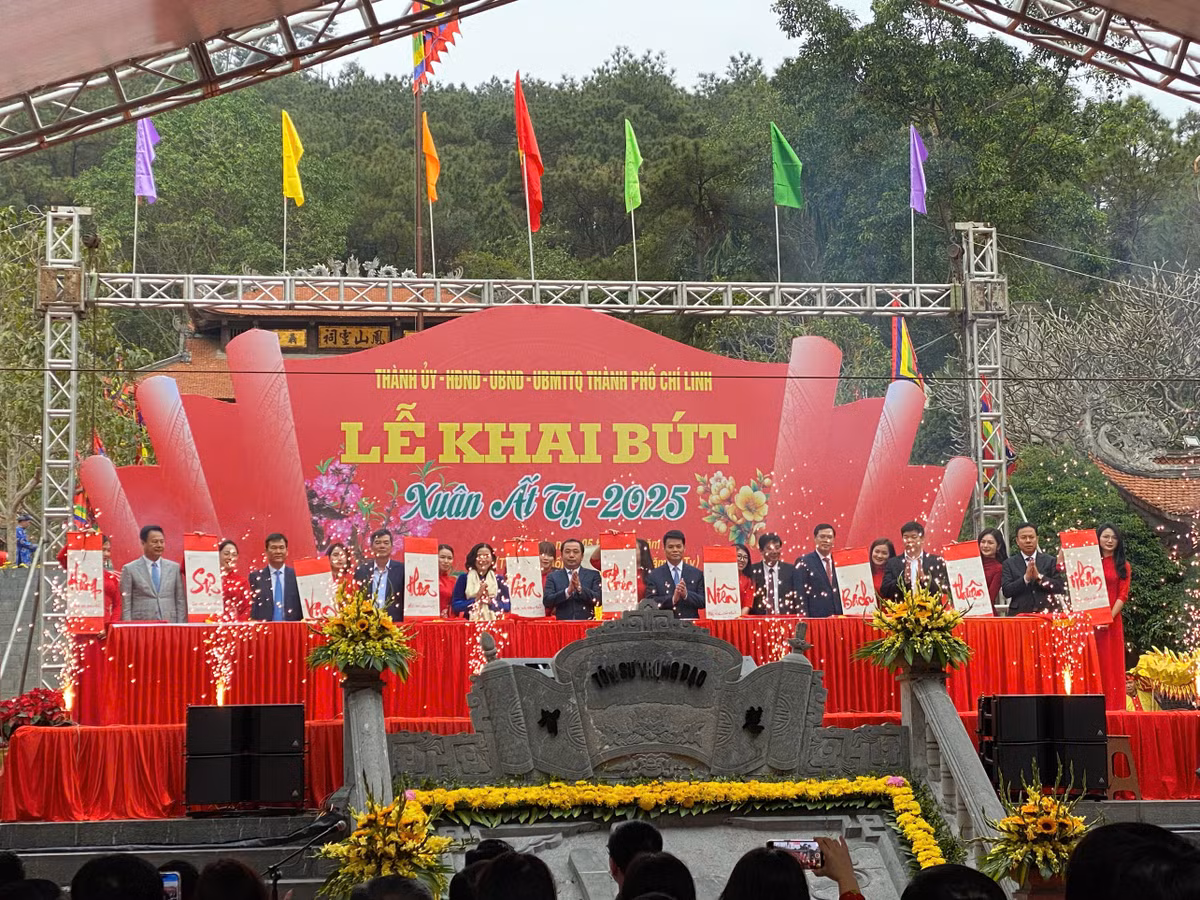 Hải Dương: Khai bút đầu xuân tại đền thờ Chu Văn An Hai Duong: Khai but dau xuan tai den tho Chu Van An