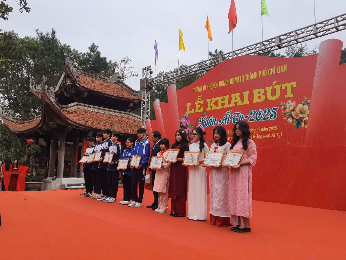 Hải Dương: Khai bút đầu xuân tại đền thờ Chu Văn An - Hình 4 Hai Duong: Khai but dau xuan tai den tho Chu Van An-Hinh-4