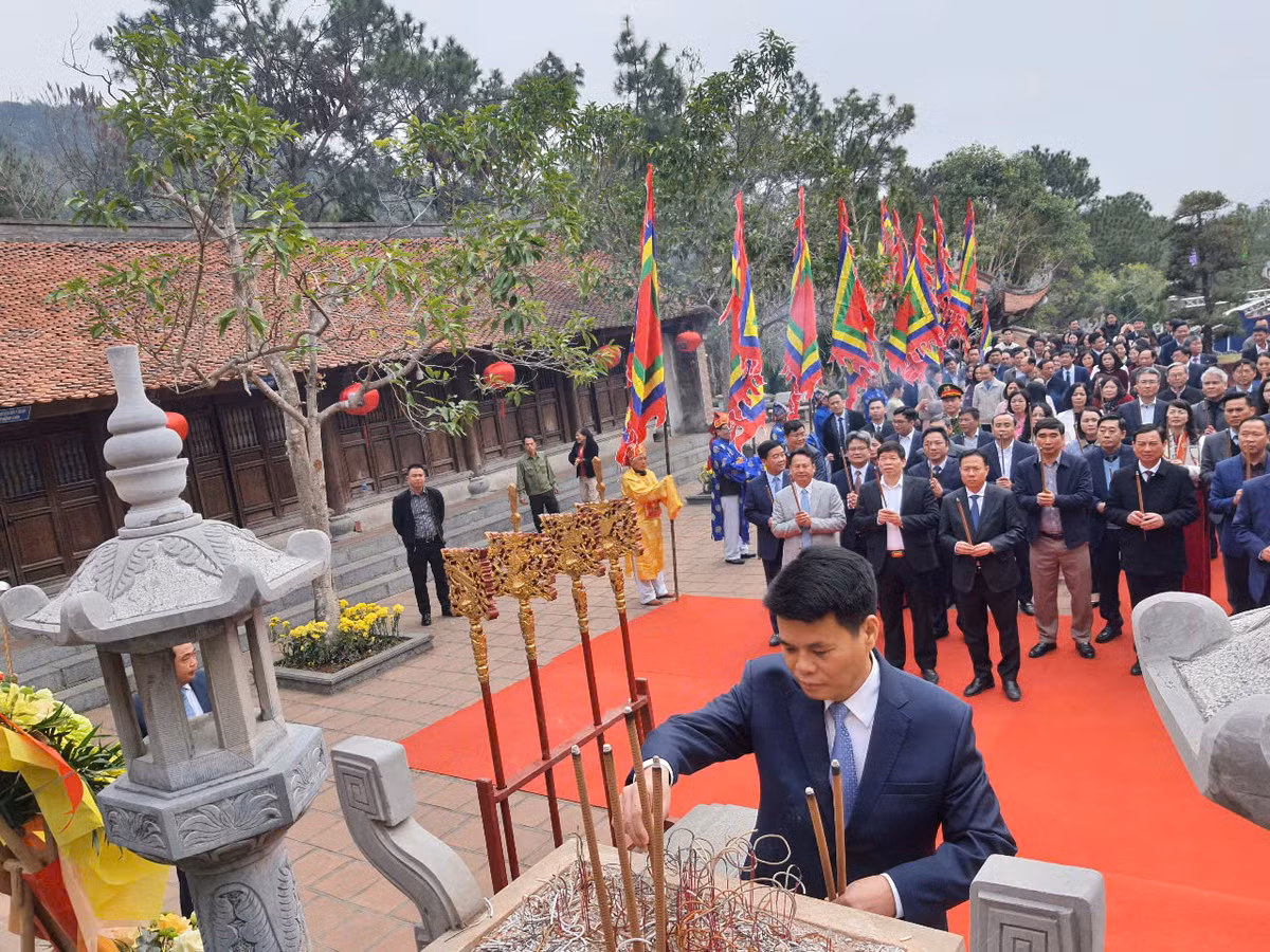 Hải Dương: Khai bút đầu xuân tại đền thờ Chu Văn An - Hình 3 Hai Duong: Khai but dau xuan tai den tho Chu Van An-Hinh-3