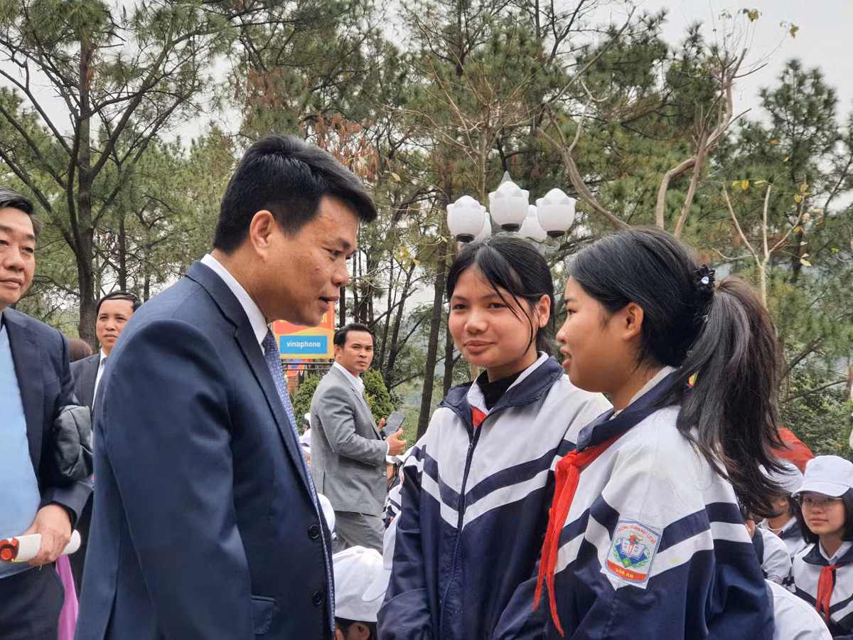 Hải Dương: Khai bút đầu xuân tại đền thờ Chu Văn An - Hình 5 Hai Duong: Khai but dau xuan tai den tho Chu Van An-Hinh-5