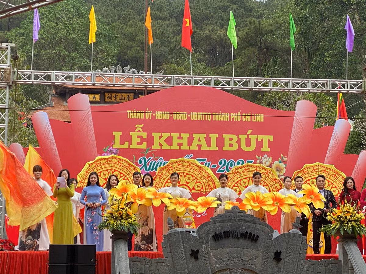 Hải Dương: Khai bút đầu xuân tại đền thờ Chu Văn An - Hình 7 Hai Duong: Khai but dau xuan tai den tho Chu Van An-Hinh-7