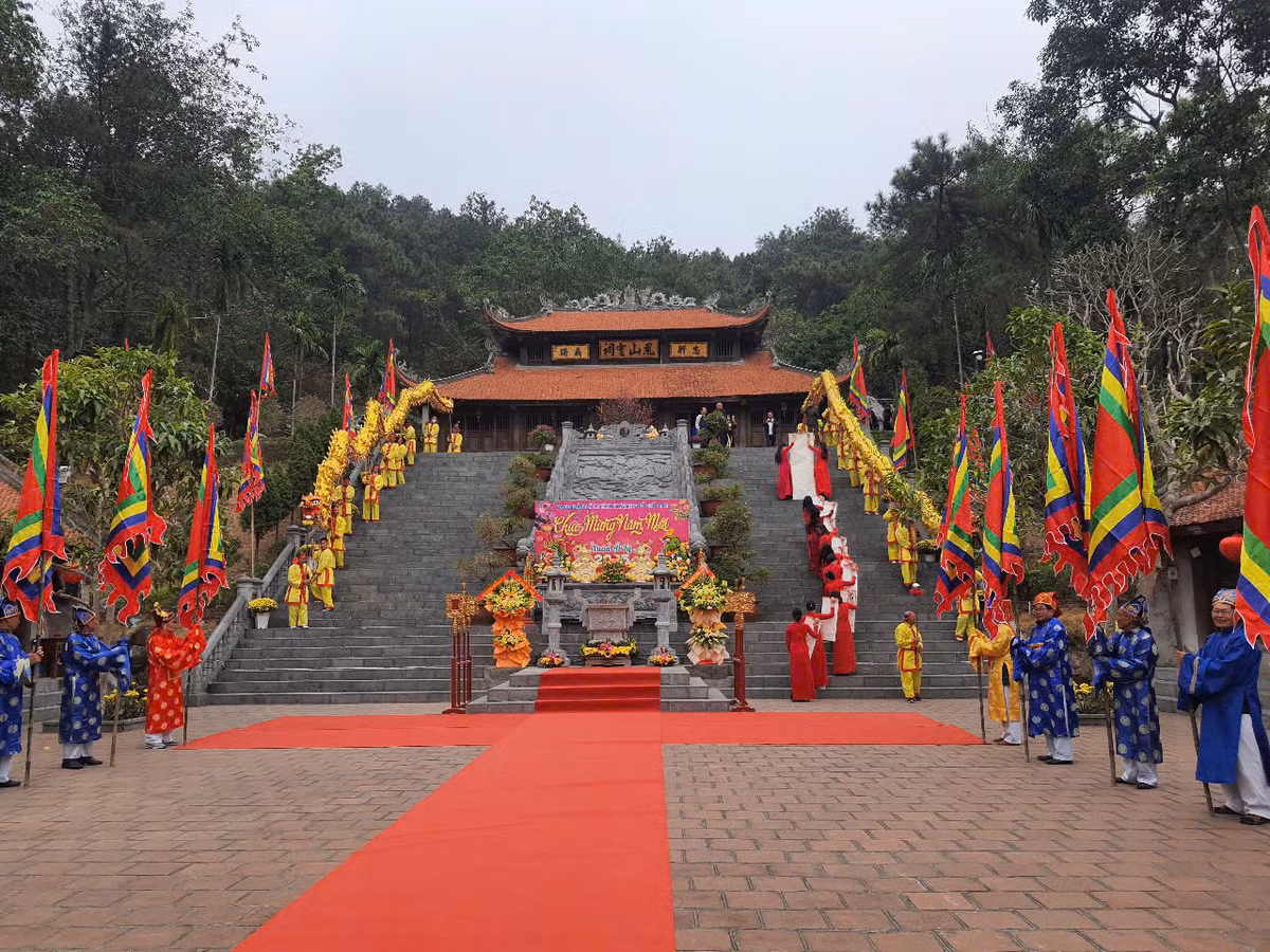 Hải Dương: Khai bút đầu xuân tại đền thờ Chu Văn An - Hình 6 Hai Duong: Khai but dau xuan tai den tho Chu Van An-Hinh-6
