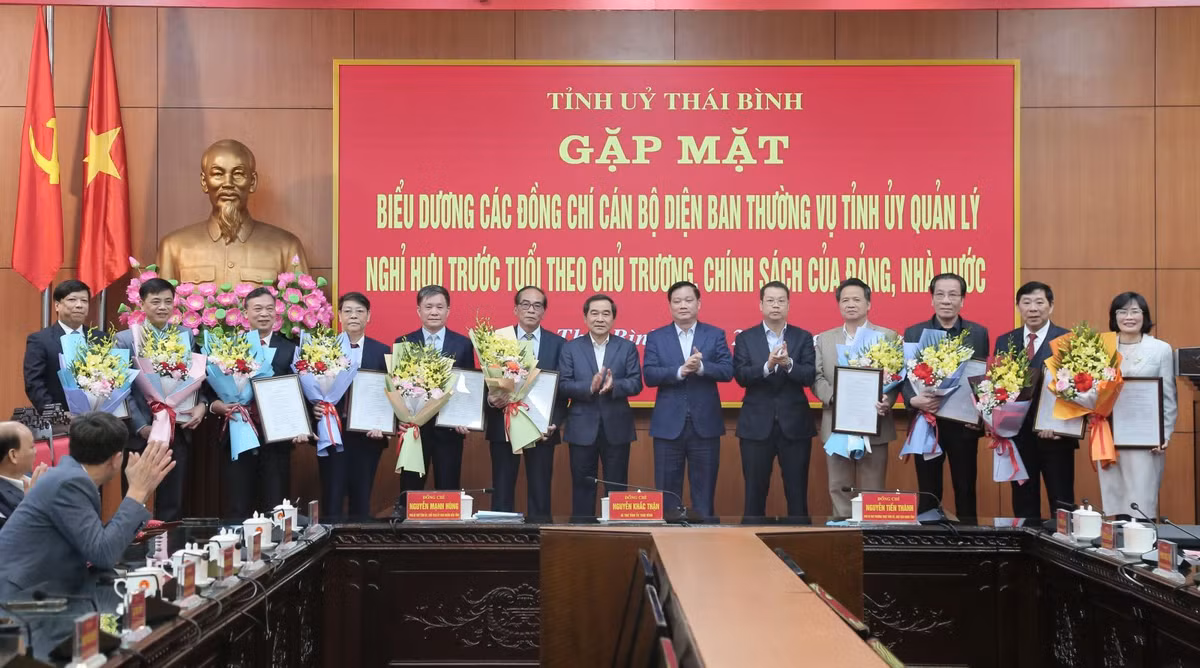 Thái Bình: 17 cán bộ diện Ban Thường vụ Tỉnh ủy nghỉ hưu sớm Thai Binh: 17 can bo dien Ban Thuong vu Tinh uy nghi huu som