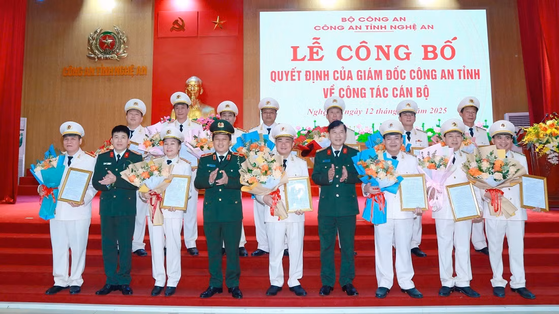  18 lãnh đạo Công an cấp phòng, cấp huyện ở Nghệ An nghỉ hưu trước tuổi: Triển khai sắp xếp bộ máy, đến nay Công an tỉnh Nghệ An đã có 18 lãnh đạo cấp phòng, cấp huyện xung phong nghỉ hưu trước tuổi và 4 Phó Trưởng Công an huyện đến nhận công tác và giữ chức vụ chỉ huy Công an xã. Trong số cán bộ xin nghỉ hưu trước tuổi có 4 Trưởng phòng, Trưởng Công an huyện và 9 Phó Trưởng phòng và tương đương, Phó Trưởng Công an huyện.