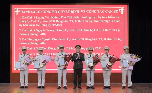 Đại tá công an đọc thơ khi nhận quyết định nghỉ hưu trước tuổi Dai ta cong an doc tho khi nhan quyet dinh nghi huu truoc tuoi