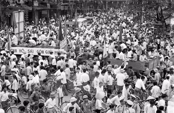 Nhân dân các vùng ven Sài Gòn tham gia đấu tranh chính trị - vũ trang góp phần to lớn vào thắng lợi của chiến dịch Hồ Chí Minh.