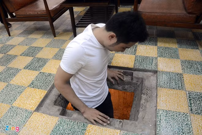 Hầm bí mật chứa vũ khí được ông Ba Mủ đào ngay tại mặt nền phòng khách, xung quanh hầm xây gạch, trát xi măng, có chiều ngang 1,8 m, dài 2,2 m, cao 1,7 m, có ống thông hơi. Vũ khí của Biệt động Sài Gòn được giấu trong mủ cao su và đưa đến một cơ sở làm giày ở chợ An Đông, ông Ba Mủ nhận những bành cao su đặc biệt đem về cất giấu tại hầm bí mật. Từ tháng 7/1965, số vũ khí được chuyển về hầm gồm: 7 súng AK cùng cơ số đạn 21.000 viên, 50 lựu đạn, 50 kg thuốc nổ, 1 súng ngắn cùng 50 viên đạn. Hầm phục vụ cuộc Tổng tiến công và nổi dậy năm 1968 và giữ được bí mật đến chiến dịch Hồ Chí Minh tháng 4/1975.
