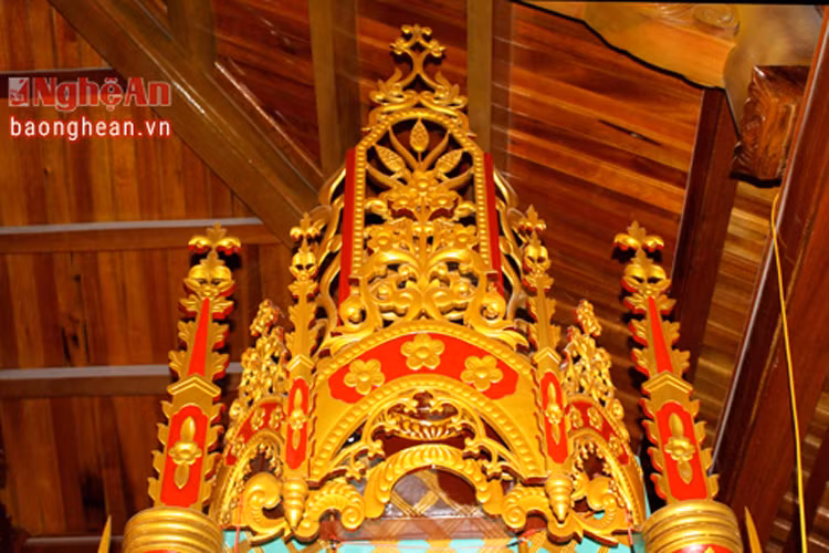 Trên cung thánh, tất cả những đồ thờ bằng gỗ cũng được người thợ ở đây chạm khắc tinh tế.