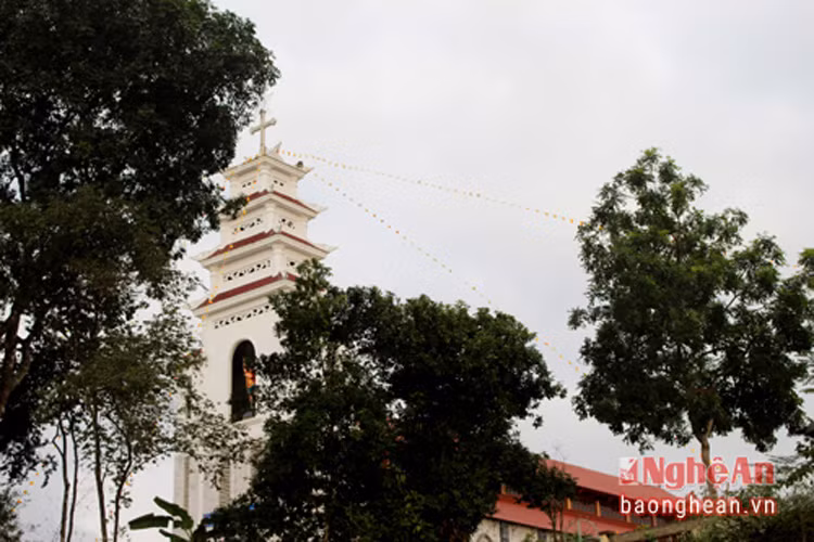 Nhà thờ giáo xứ Đại Yên được đánh giá là công trình độc đáo trong vùng, để lại nhiều ấn tượng cho khách tham quan, chiêm ngưỡng.